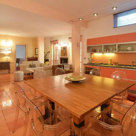בית נופש 6 Bedroom Awesome In רומא