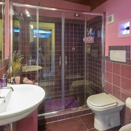 בית נופש 6 Bedroom Awesome In רומא