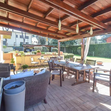 בית נופש 6 Bedroom Awesome In רומא
